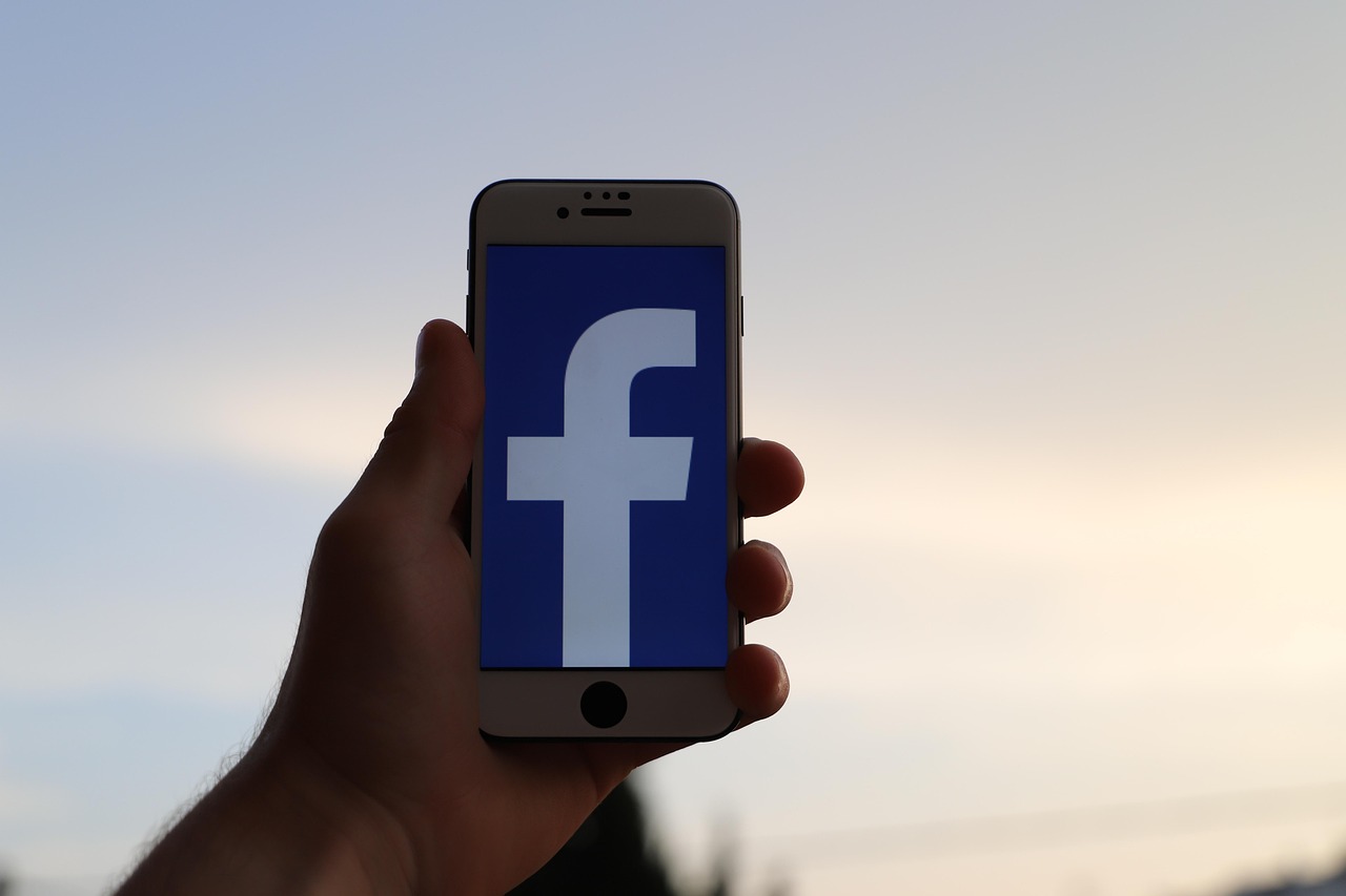 Iphone, smartphone, social media — Omegle Leaks Awareness Helps Users Protect Data and Conversations Online