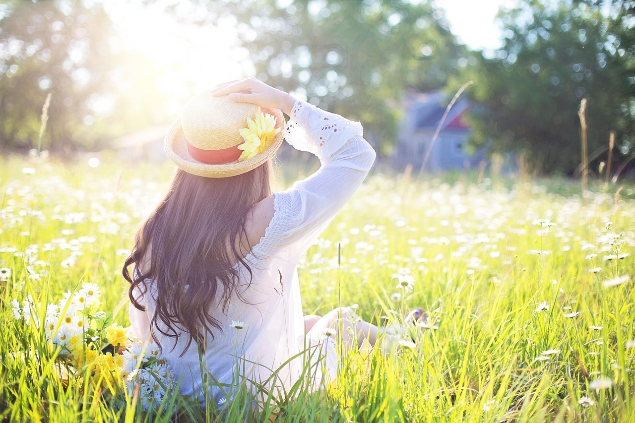 Woman, field, sunlight — The True Value of Jade: What Factors Determine Its Worth?