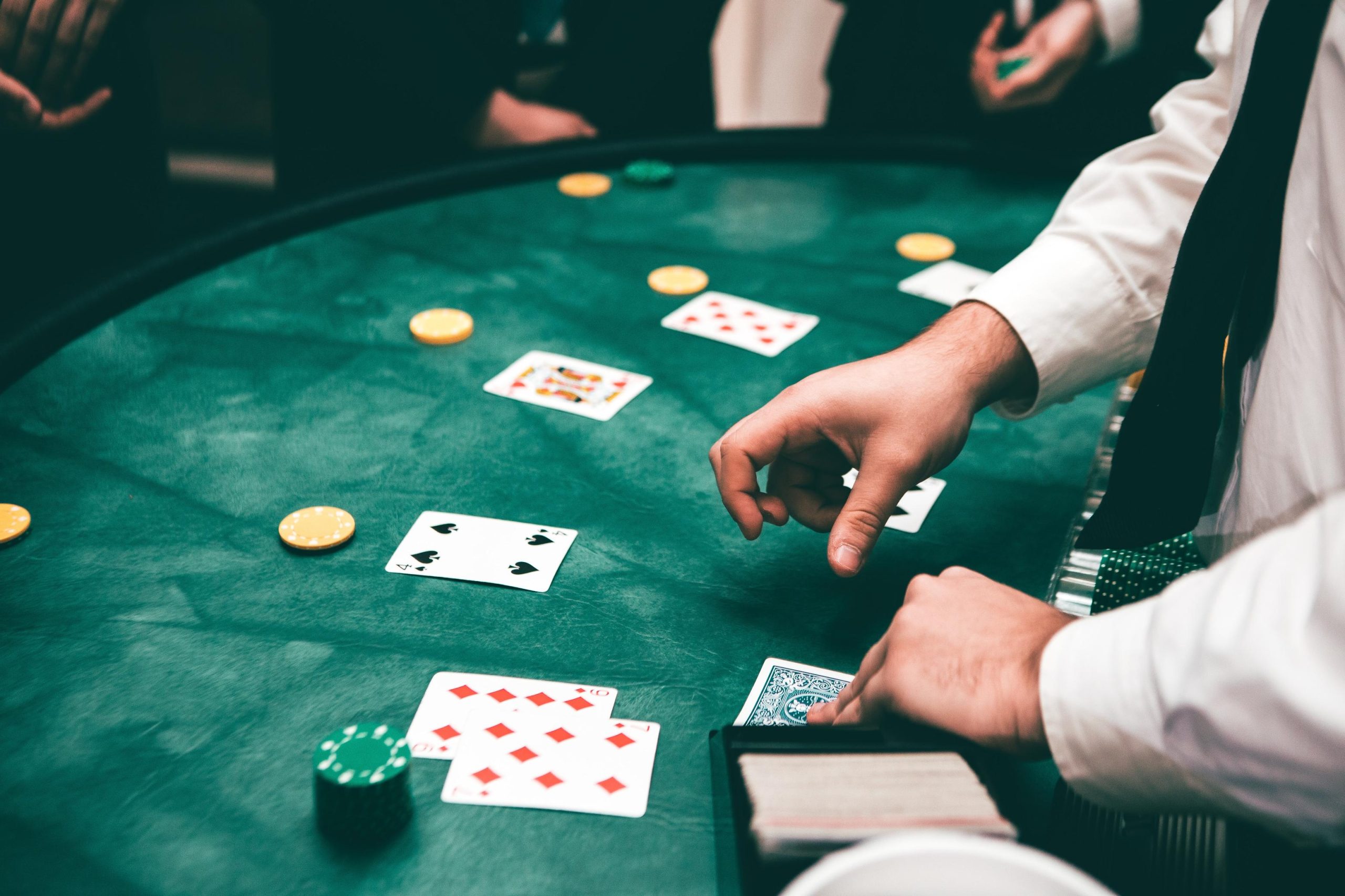 How Baccarat Moves From Betting to Settlement: The Complete Round Explained